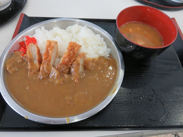 津競艇場1階の食堂「YAMAGUCHI屋」のカツカレー