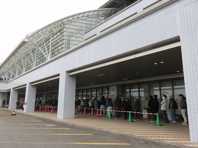 津競艇場の指定席の整理券配布の様子