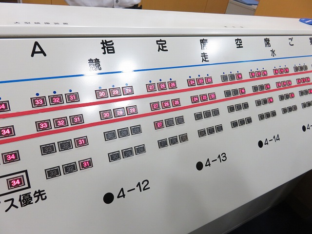 津競艇場の指定席券空席案内のようす
