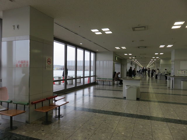 津競艇場の1階投票フロア