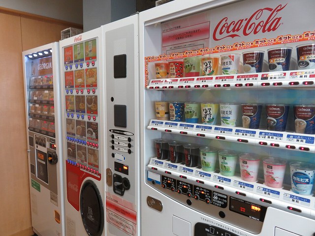 津競艇場のA指定席のフリードリンクの自販機