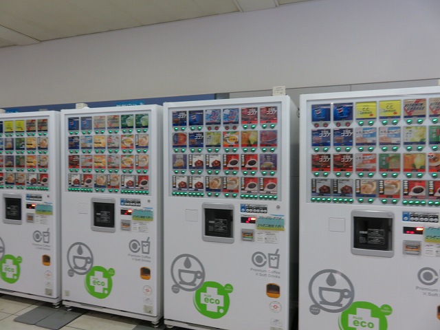 戸田競艇場の指定席フロアにあるフリードリンクの自販機