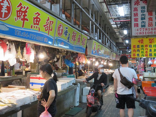 鹿港の第一市場の中