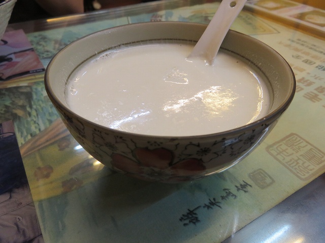 鹿港のカフェ「怡古斎人文茶館」の杏仁茶
