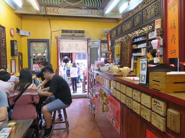 鹿港のカフェ「怡古斎人文茶館」の店内