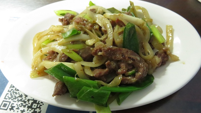 台中の「文章牛肉湯」の牛肉とネギの炒め物