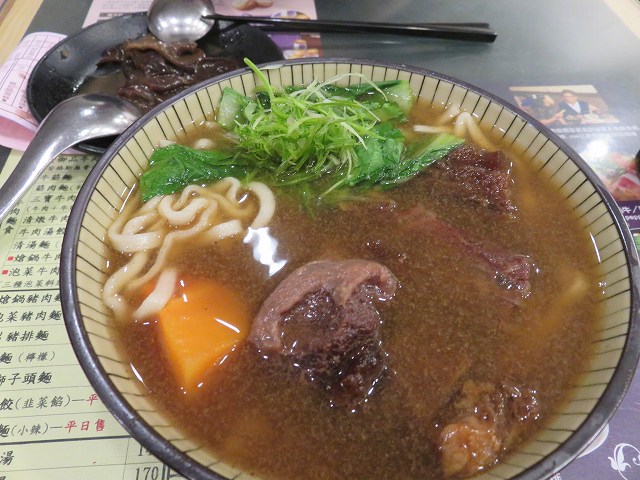 台南の「桃花源牛肉麺館」の牛肉麺