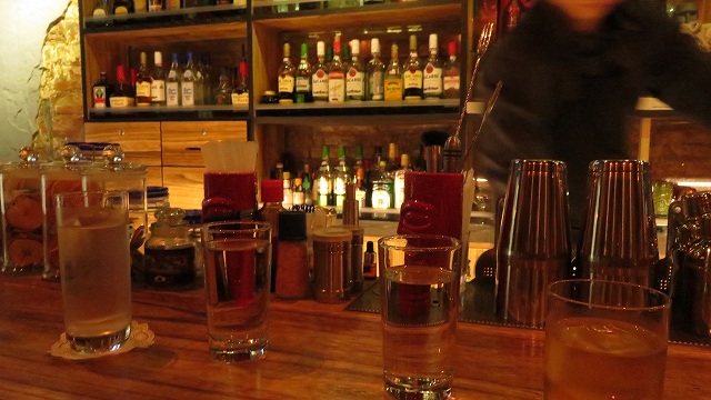台南のバー「月下獨酌」のカウンター
