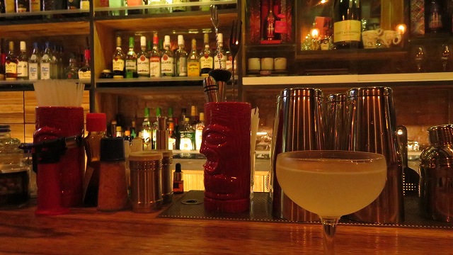台南のバー「月下獨酌」のカウンター