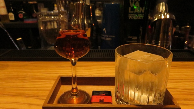 台南の「Bar Mozaiku」のKAVALANストレート