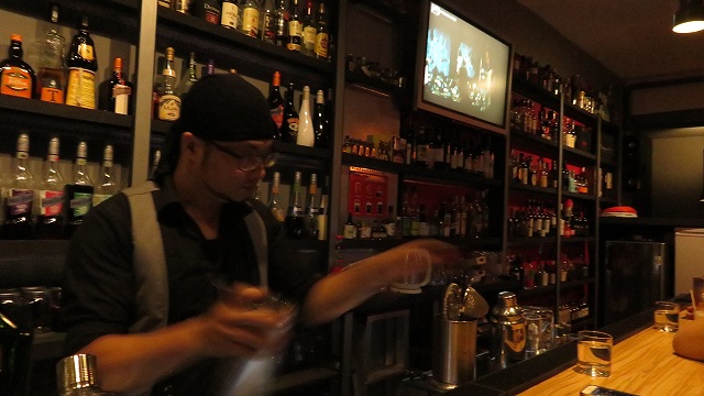 台南の「Bar Mozaiku」のカウンター