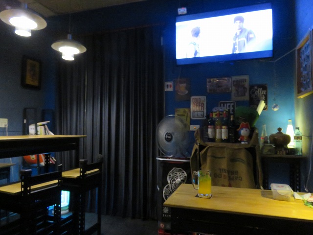 台南のバー「SIMPLE PLAN」の店内
