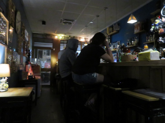 台南のバー「SIMPLE PLAN」の店内