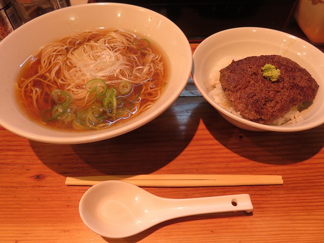 ラーメン芝浜の「歌丸」(かけそば+A4和牛ハンバーグ丼)