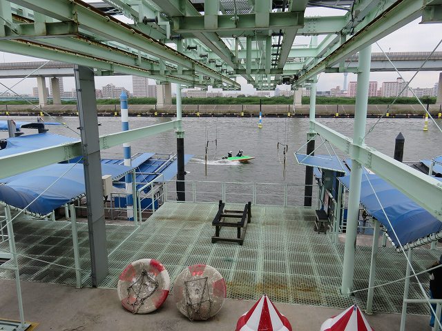 江戸川競艇場のピット内のようす