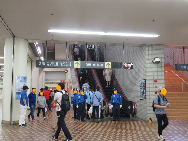 常滑競艇場1階から2階へあがるエスカレーター