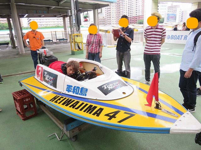 平和島競艇場で田代達也選手がボートの乗り方について説明するようす
