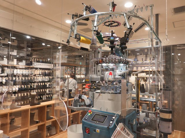 錦糸町パルコの無印良品の中にある靴下工房の靴下編み機