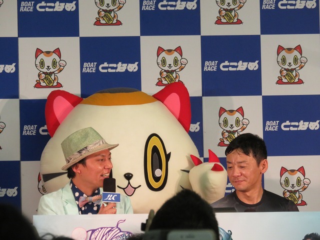 常滑競艇場1階で湯川浩司選手に勝利者インタビューする芸人の永島和洋さん