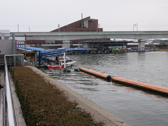 常滑競艇場のスタンドから見たピット