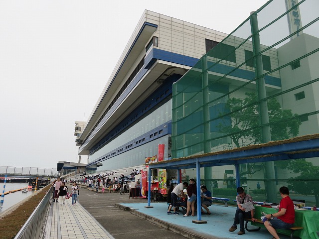 常滑競艇場の2マーク側から見たスタンド