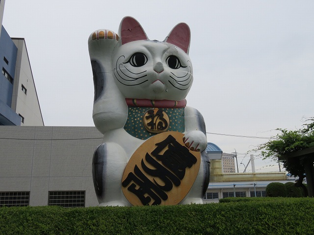 常滑競艇場の「なかよしひろば」入り口にある巨大招き猫
