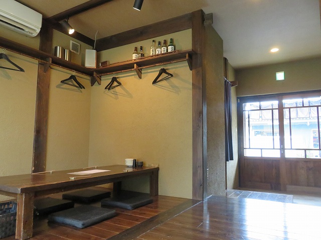 常滑市の居酒屋「よなよな」の店内のようす