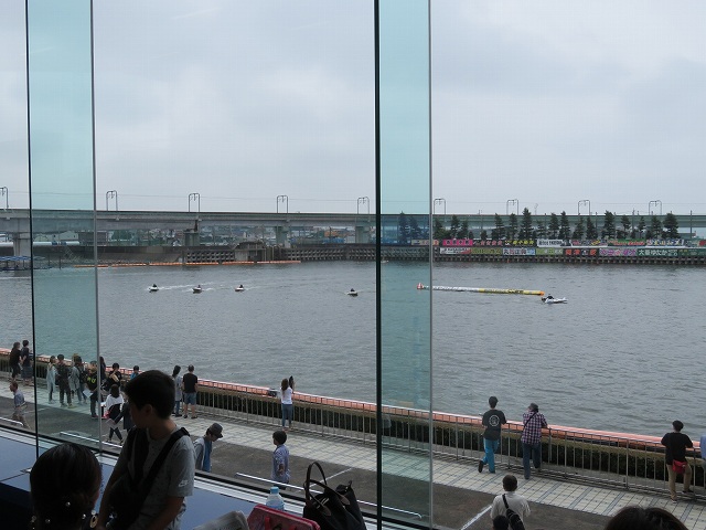 常滑競艇場の2階一般席から見た水面