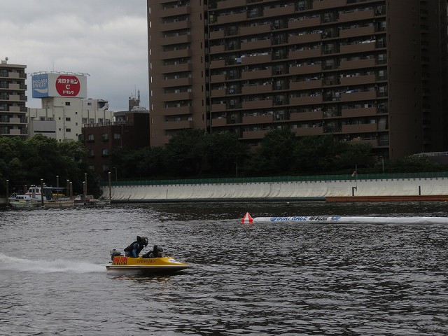 平和島競艇場のペアボートが走るようす