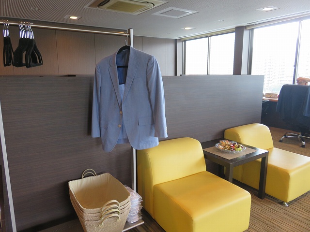 平和島競艇場のロイヤルルームAの室内のソファ