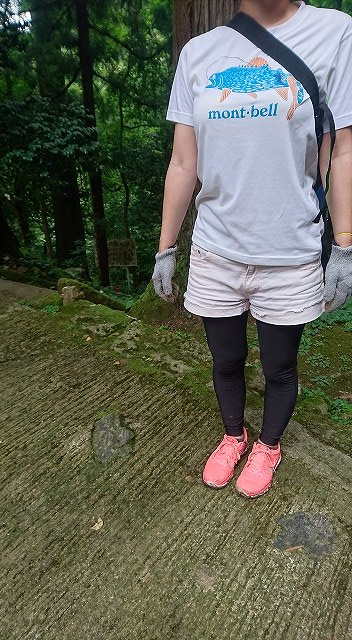 鳥取県の三仏寺投入れ堂にのぼる服装の見本