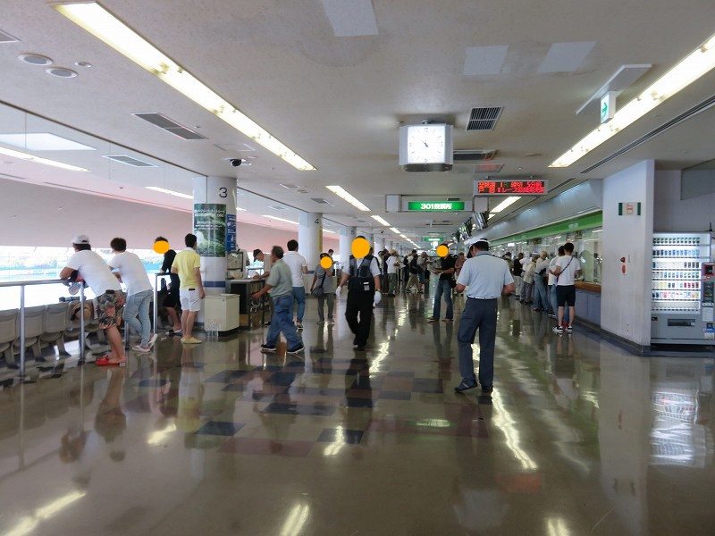 尼崎競艇場の3階一般席フロア