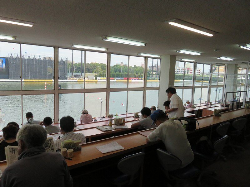 住之江競艇場の1階「中央招待席」の室内のようす