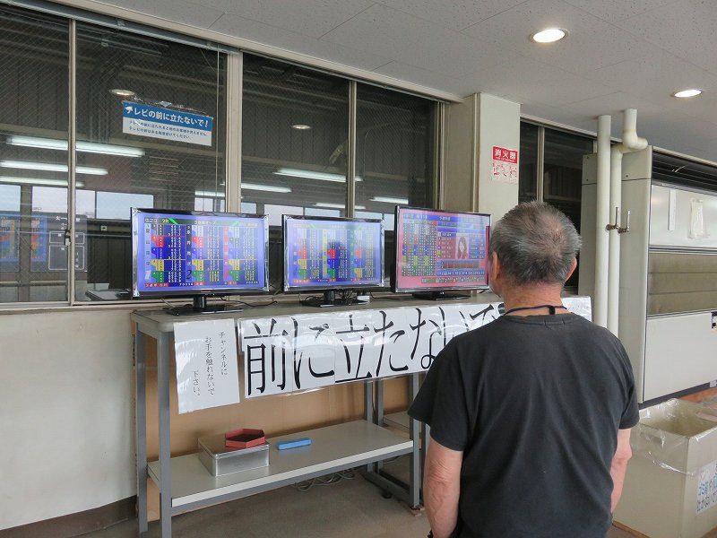 住之江競艇場の1階「中央招待席」の室内にあるモニター