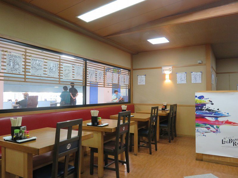 住之江競艇場の4階お食事処「かちふね」の店内