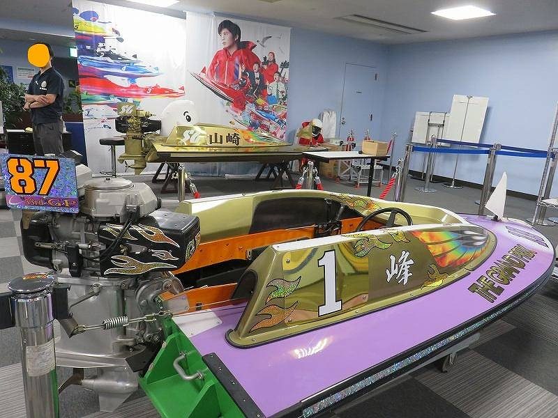 住之江競艇場の2階有料席売り場に展示されている峰竜太選手と山崎智也選手のボート