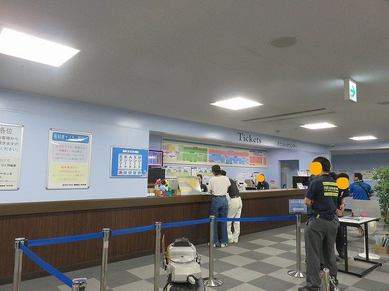 住之江競艇場の2階有料席売り場、チケットカウンター