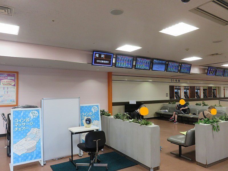住之江競艇場の3階有料席フロアにあるマッサージチェアと休憩スペース