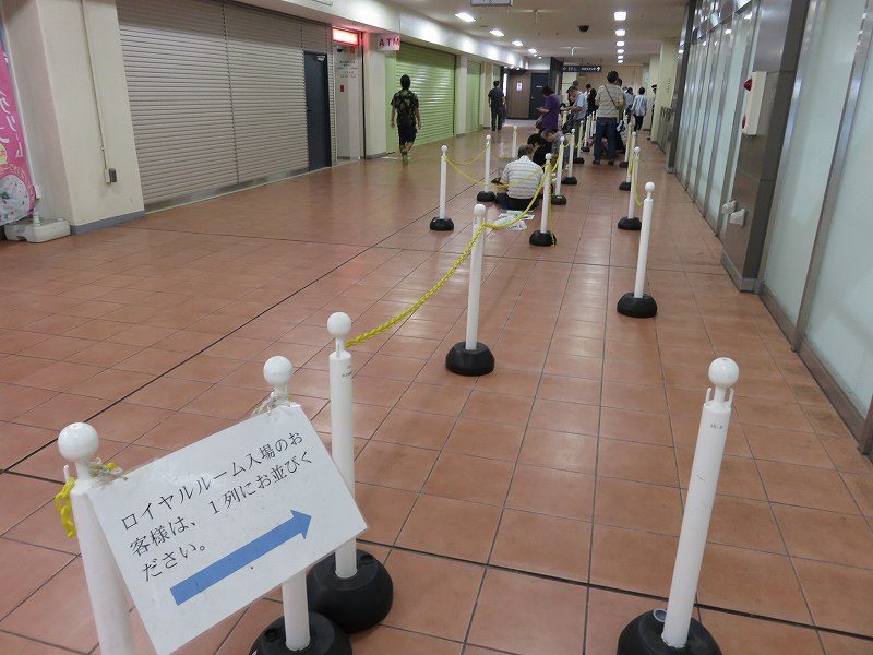 浜名湖競艇場のロイヤルルーム入場待ちの行列