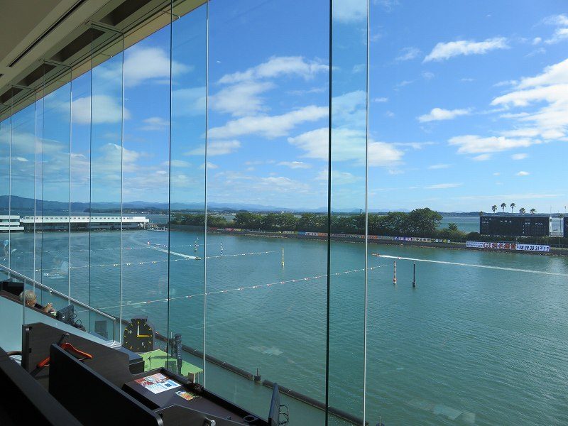 浜名湖競艇場のロイヤルルームのプレミアムエリアからの眺め