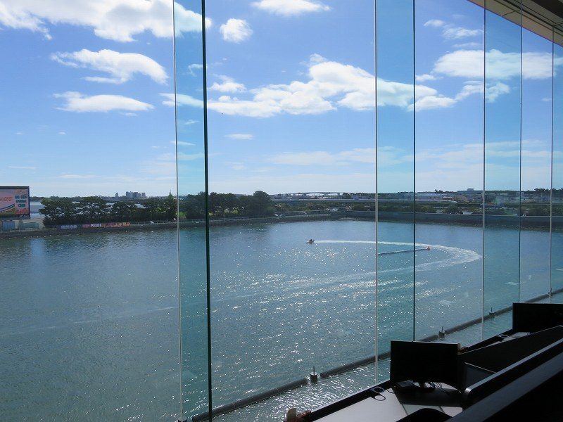 浜名湖競艇場のロイヤルルームのプレミアムエリアからの眺め