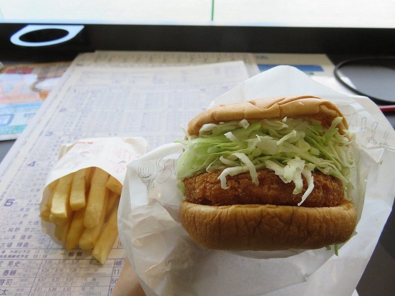 浜名湖競艇場内のモスバーガーのエビカツサンドとポテト