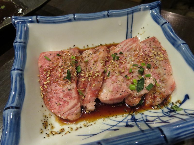 江戸川区松江の焼肉屋「成光苑」の和牛カルビ(990円)
