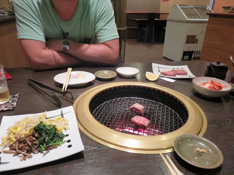 江戸川区松江の焼肉屋「成光苑」のテーブル席
