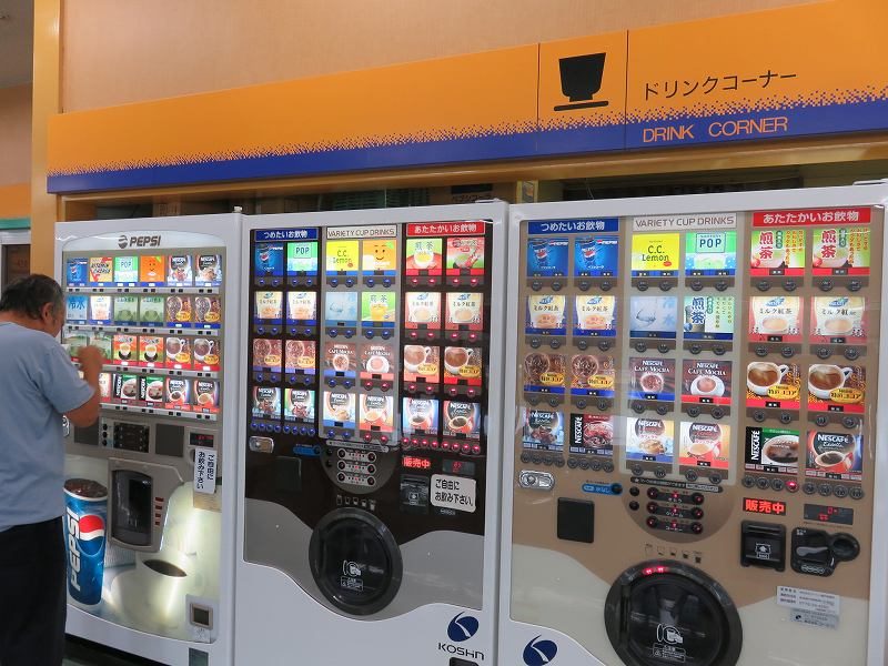 三国競艇場3階指定席のフリードリンクコーナー