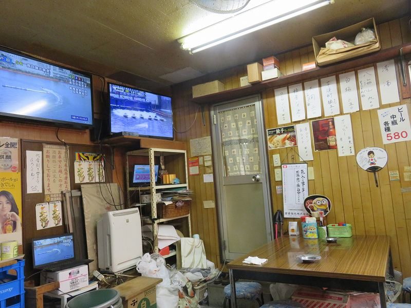 江戸川競艇場前の「大川原商店」の店内のようす
