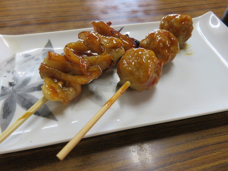 江戸川競艇場前の「大川原商店」の焼き鳥皮とつくね