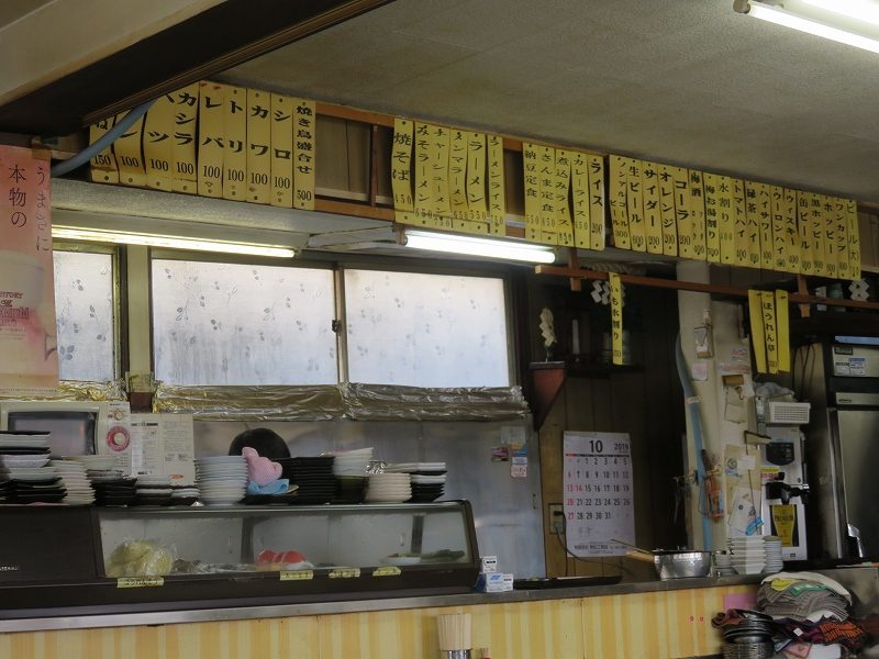 多摩川競艇場の向かいの「桑実商店」の店内のようすとメニュー