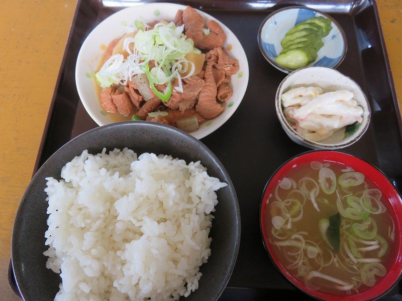 多摩川競艇場の向かいの「桑実商店」の煮込み定食