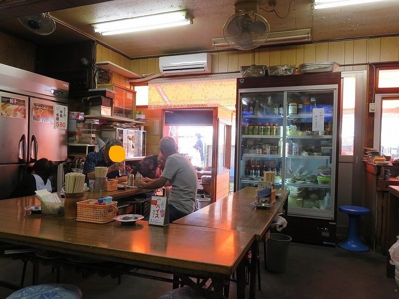 江戸川競艇場前の「大川原商店」の店内のようす